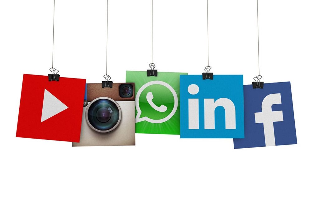 carteles con logotipos de redes sociales para seguimiento analisis de clientes en servicios de social media y redes sociales